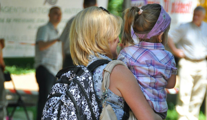 1.700 lei indemnizaţie pentru mamele care adoptă copii mai mari de doi ani