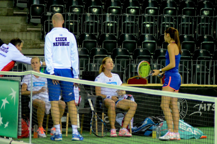 Raluca Olaru (ROU) stând de vorbă cu Denisa Allertova (CZE), alături de Petra Kvitova (CZE), la schimbarea terenului