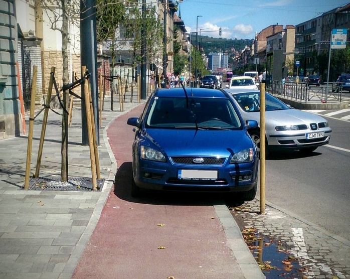 O altă zonă cunoscută în municipiul Cluj – Napoca unde pistele de biciclete sunt mai mereu ocupate de maşini este şi strada Horea. Sursa foto: Facebook Lehel-György Luka