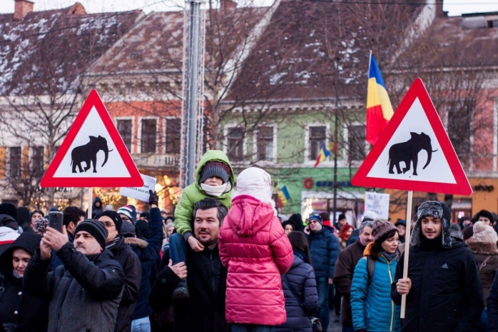 Manifestanții de la Cluj au adus pancarte cu 