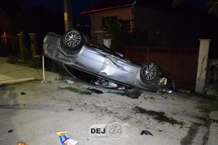 ACCIDENT în localitatea clujeană Urișor. Un autoturism s-a izbit violent de un capăt de podeț.   sursa foto dej24.ro