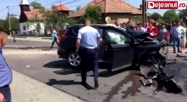 Accident grav în localitatea Răscruci. Impact violent între un autotren şi un autoturism  sursa foto dejeanul.ro 