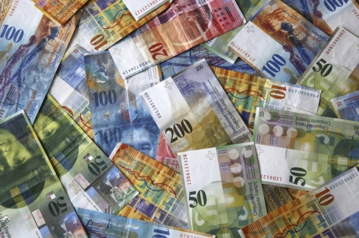 ANALIZĂ Același curs pentru dolar și francul elvețian 