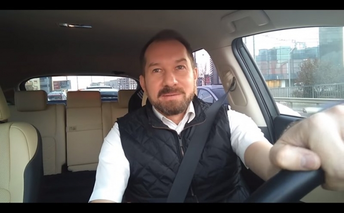 Mihai Sturzu face mişto de clujeni: „Îi foarte fain la Cluj! L-au pus pe Plushenko să patineze în piscină”. VIDEO