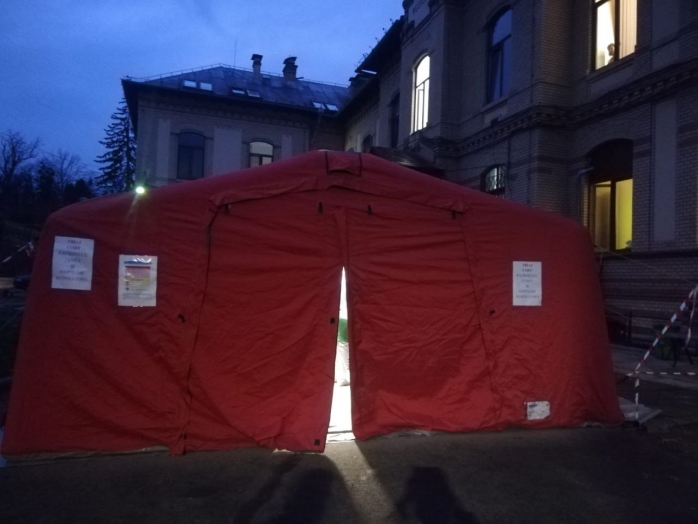 a-fost-montat-cortul-pentru-trierea-bolnavilor-de-coronavirus-la-upu-cum-arata-in-interior-foto
