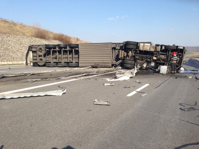 ACCIDENT pe autostrada A3! Un TIR plin cu cărucioare de supermarket s-a RĂSTURNAT