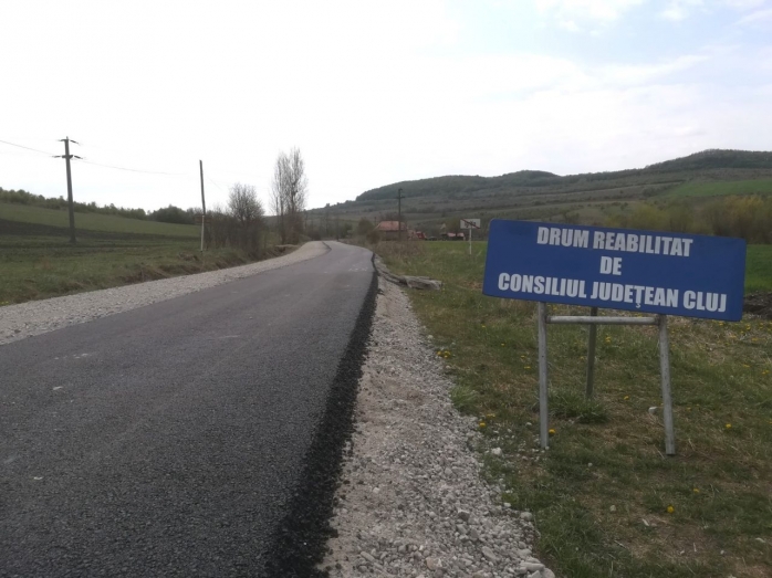 Minune în an electoral! Se vede asfaltul pe un drum județean din Cluj, uitat de autorități, sursă foto: CJ Cluj