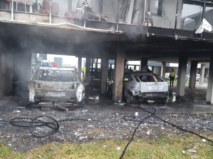 INCENDIU PUTERNIC! Două mașini și un bloc au luat foc langă Cluj-Napoca