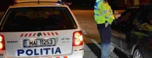 Un polițist amendează un șofer care nu a respectat regulile de circulație