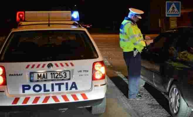 Un polițist amendează un șofer care nu a respectat regulile de circulație