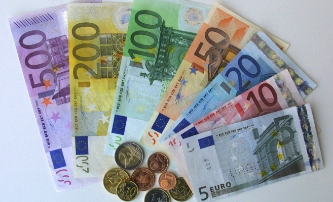 ANALIZĂ VALUTARĂ. Euro stagnează, de peste o săptămână, la 4,84 lei