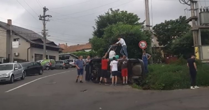 Un șofer clujean, DROGAT, a provocat un accident în Reghin