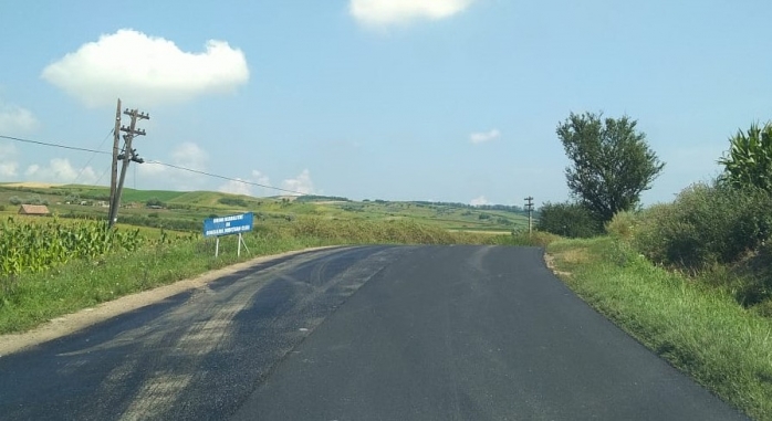 Asfalt proaspăt pe un drum județean din Cluj