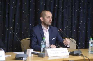 opinie-cati-deputati-si-senatori-proveniti-din-industria-chimica-si-farmaceutica-au-intrat-in-parlament-daca-nici-unul-sa-nu-ne-miram-ca-domeniul-va-fi-lasat-de-izbeliste-inca-4-ani-dupa-care-va-muri-ue-nu-iarta