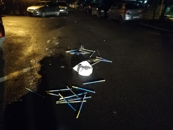 Gunoaiele și resturile de la petarde au umplut străzile Clujului în noaptea dintre ani - FOTO
