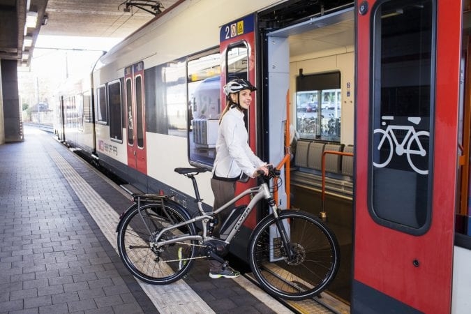Vagoane speciale pentru biciclete și schiuri, la Cluj! „Îi încurajăm pe navetiști să urce în tren cu bicicleta”