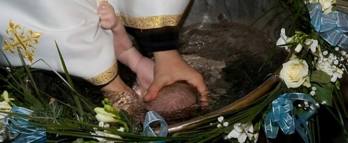 Internauții vor să bată RELIGIA. Petiție online pentru schimbarea ritualului de botez