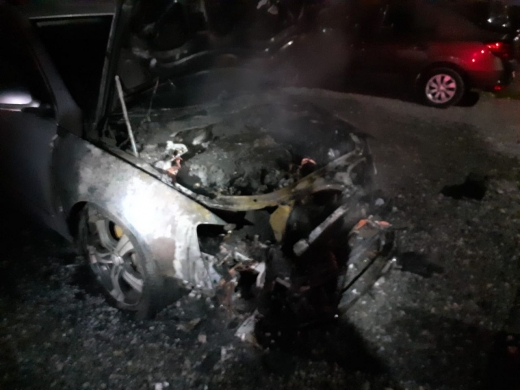 Incendiu la o mașină pe strada Tineretului, în Florești. Flăcările au făcut-o PRAF. FOTO