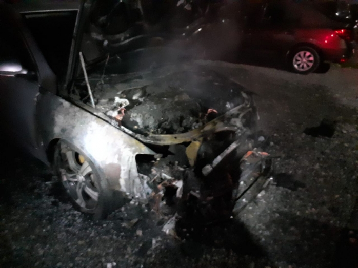 Incendiu la o mașină pe strada Tineretului, în Florești. Flăcările au făcut-o PRAF. FOTO