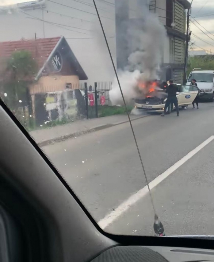 VIDEO. Mașină, ÎN FLĂCĂRI pe Tăietura Turcului. Un taximetrist, surprins când încerca să oprească focul