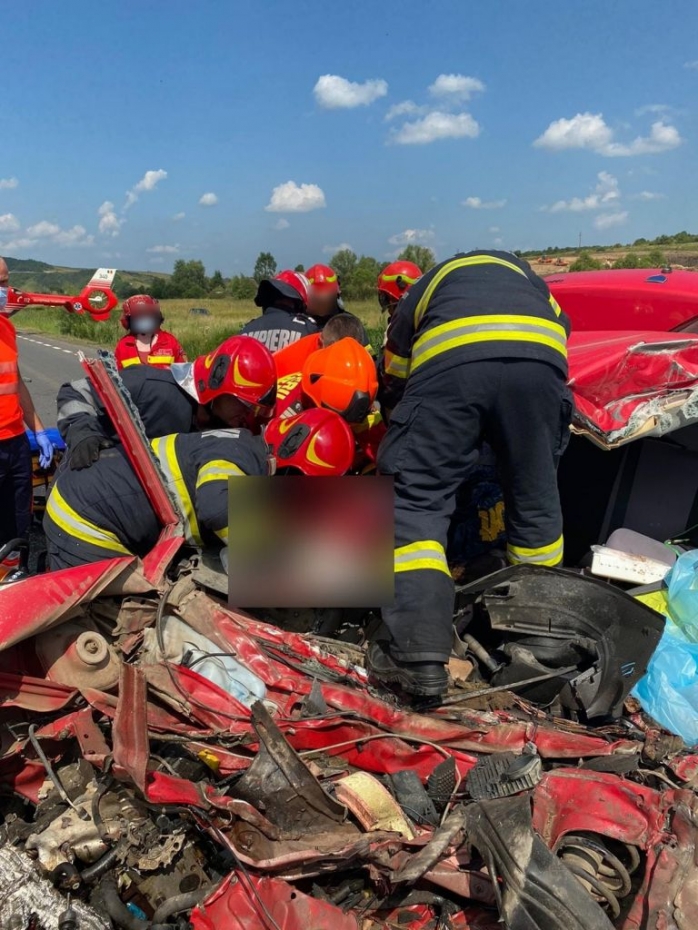 Accident MORTAL în Sânpaul. Şoferul maşinii ce s-a izbit de camion a decedat, iar un copil de 4 ani a fost rănit.