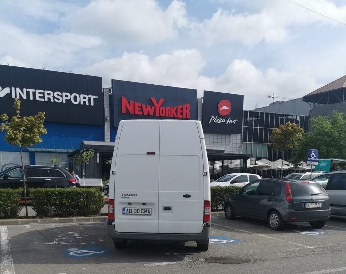 POZA ZILEI. Cât de mare poate să fie nesimțirea? Un șofer a parcat pe DOUĂ locuri destinate persoanelor cu handicap