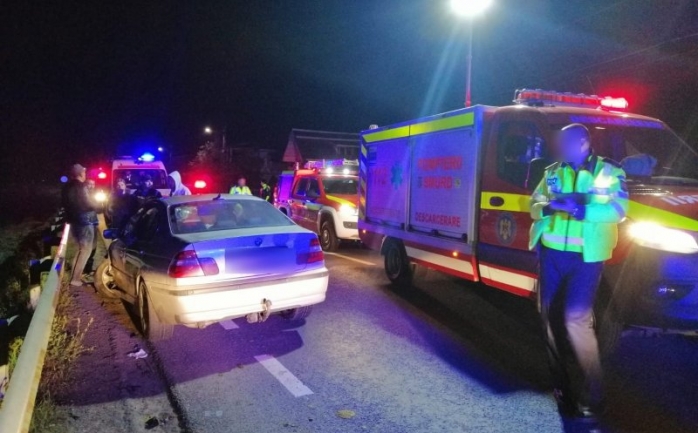 FOTO. Accident GRAV în localitatea clujeană Sânpaul. Un bărbat ÎNCARCERAT, dus de urgență la spital