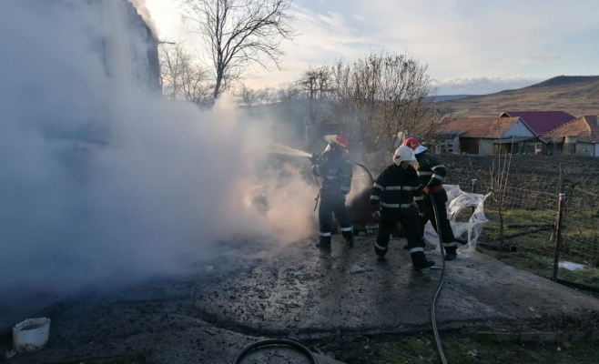 Clipe TERIBILE la Ocna Dej! Flăcările au mistuit casa unei familii în timp ce dormeau, sursă foto: ISU Cluj