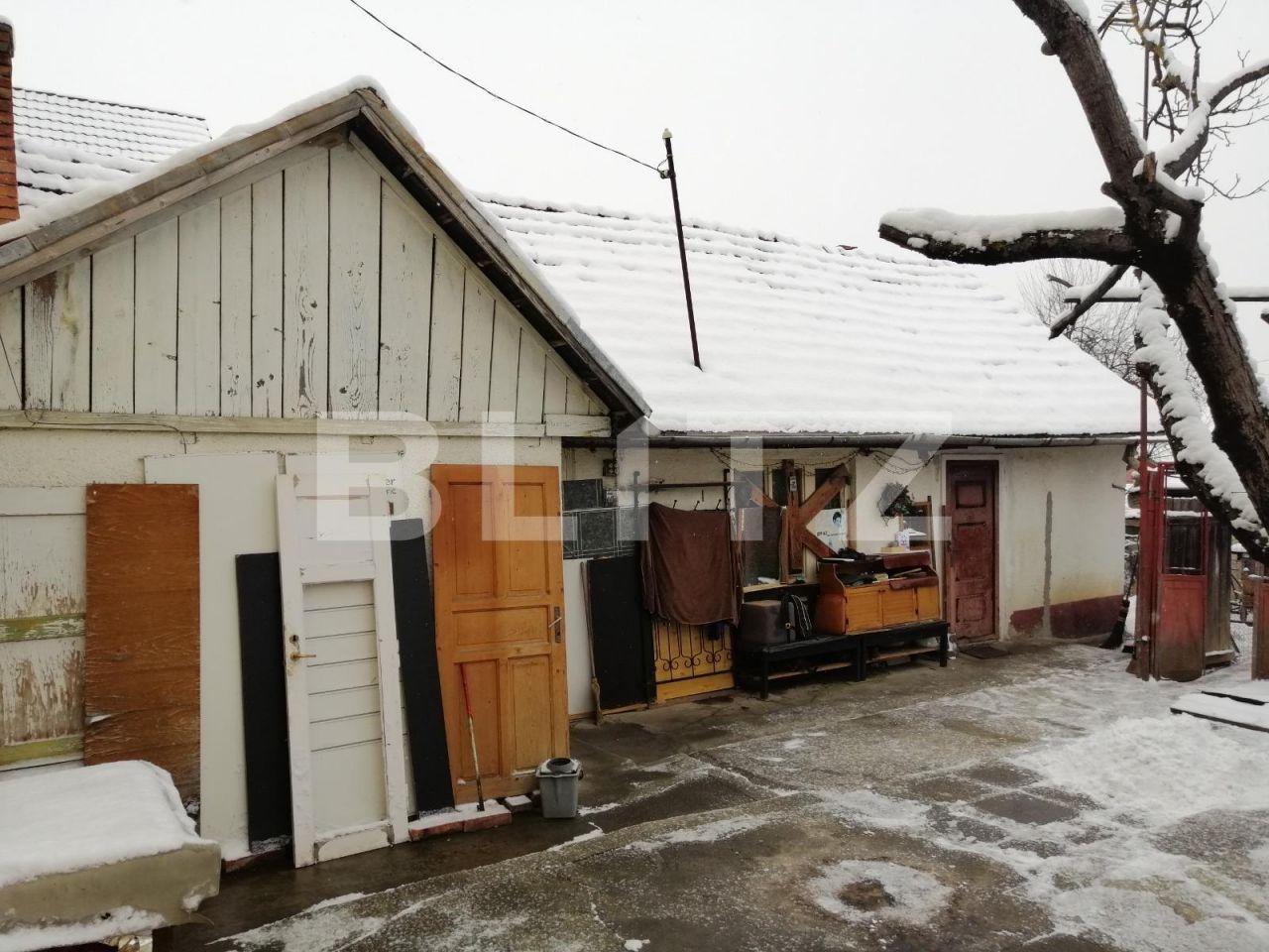Preț nesimțit pentru o casă dărăpănată din Gruia! Bordei cu două camere, la vânzare cu 170.000 euro. GALERIE FOTO