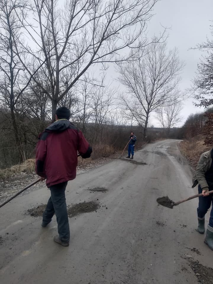 Locuitorii unui sat din Cluj își repară singuri drumurile! Primesc susținere pe Facebook, dar nu și pe „șantier”. FOTO