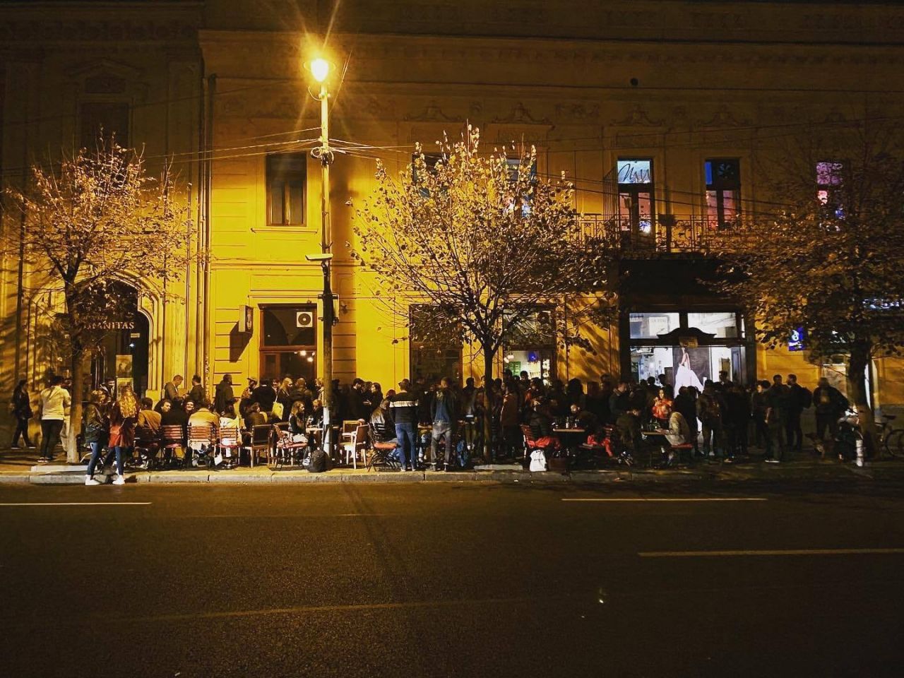 Fără distanțare socială la o terasă din centrul Clujului. Toți clienții, „la grămadă”