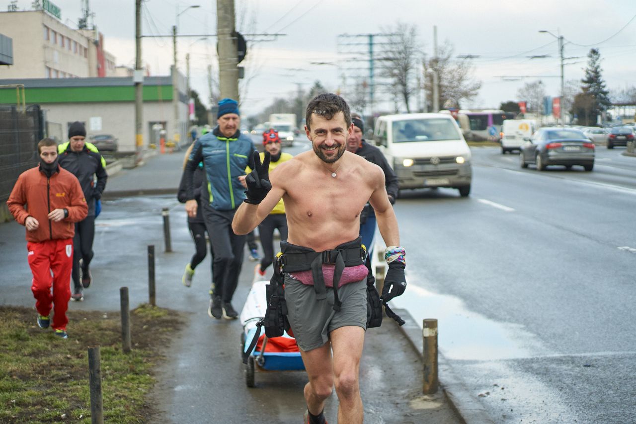 VIDEO. Clujeanul care aleargă 620 km pentru copiii bolnavi din România: „Noi suntem picioarele copiilor cu cancer”