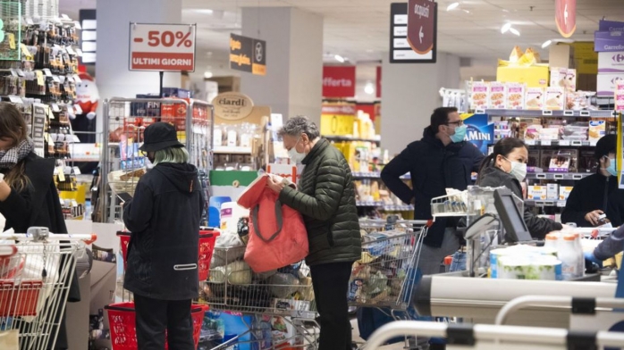 Măsura închiderii magazinelor la ora 18, analizată de experți: „Riscul de infectare cu COVID-19 va fi mai mare”