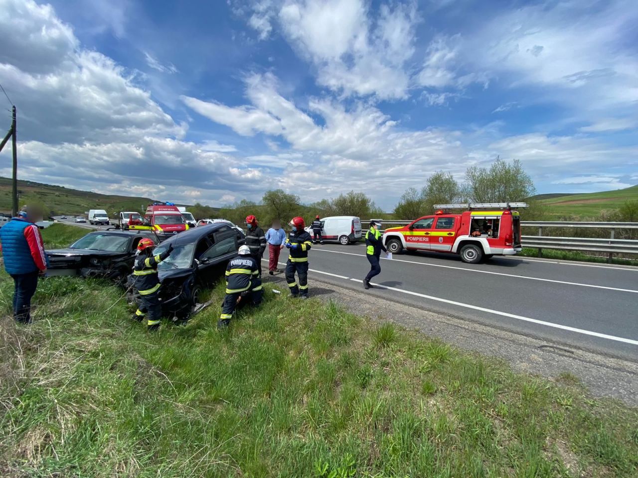 VIDEO. Accident grav la Mera, Cluj, cu trei mașini. Un bărbat, transportat de URGENȚĂ la spital