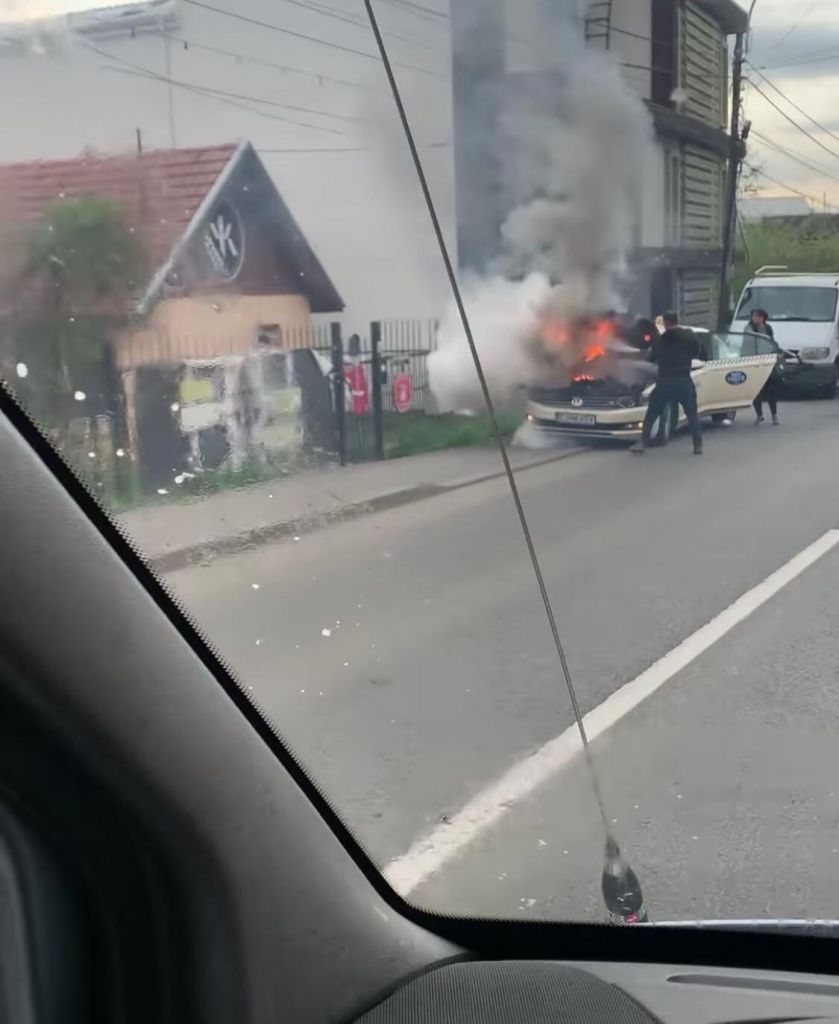 VIDEO. Taxi, ÎN FLĂCĂRI pe Tăietura Turcului. Șoferul încerca să oprească focul singur