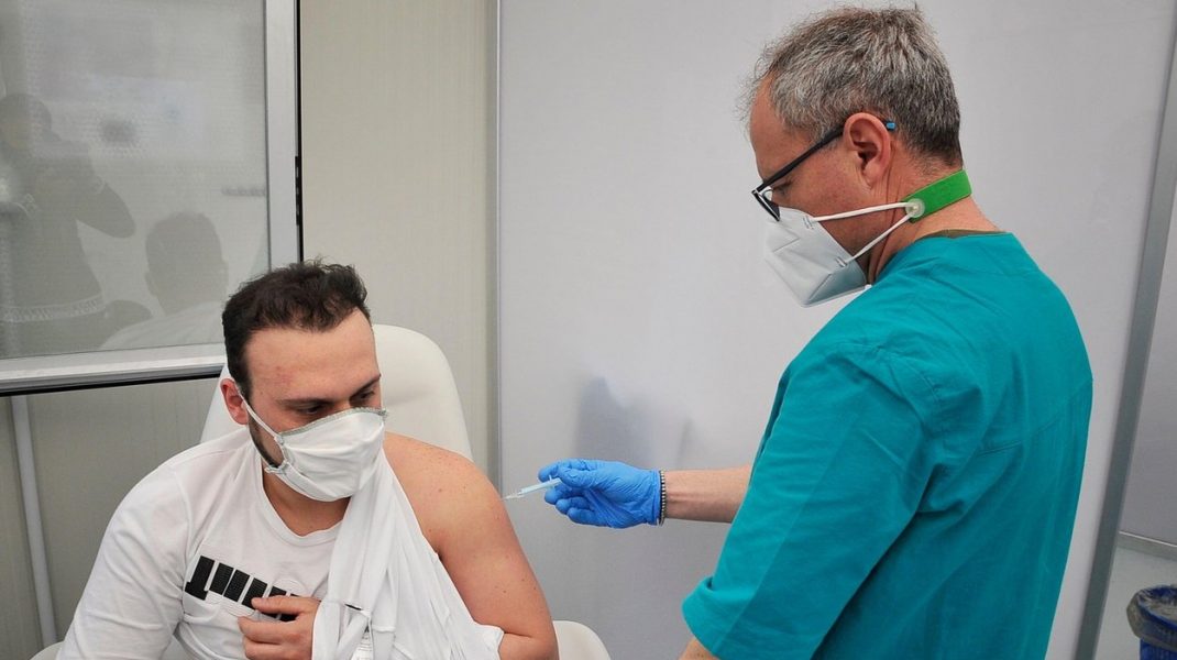 Vaccinul anti-COVID. De ce doar unele persoane prezintă efecte adverse după vaccinare?