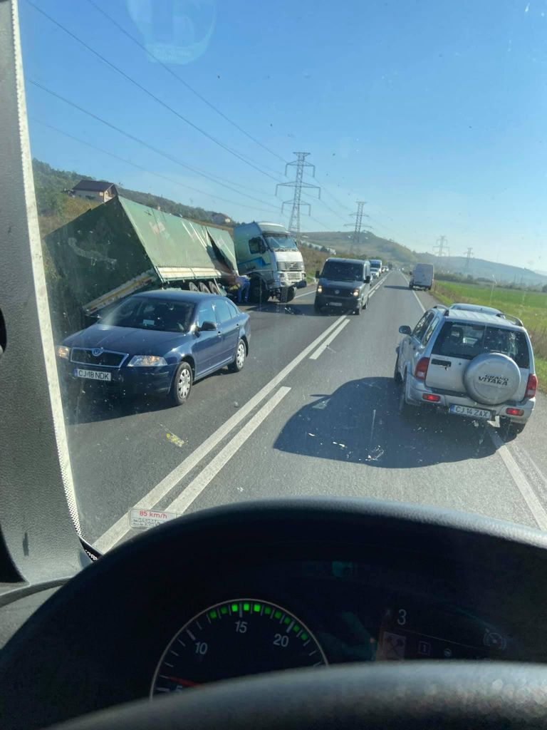 Un TIR a ieșit de pe carosabil între Sub Coastă și Emerson. Traficul se desfășoară cu dificultate
