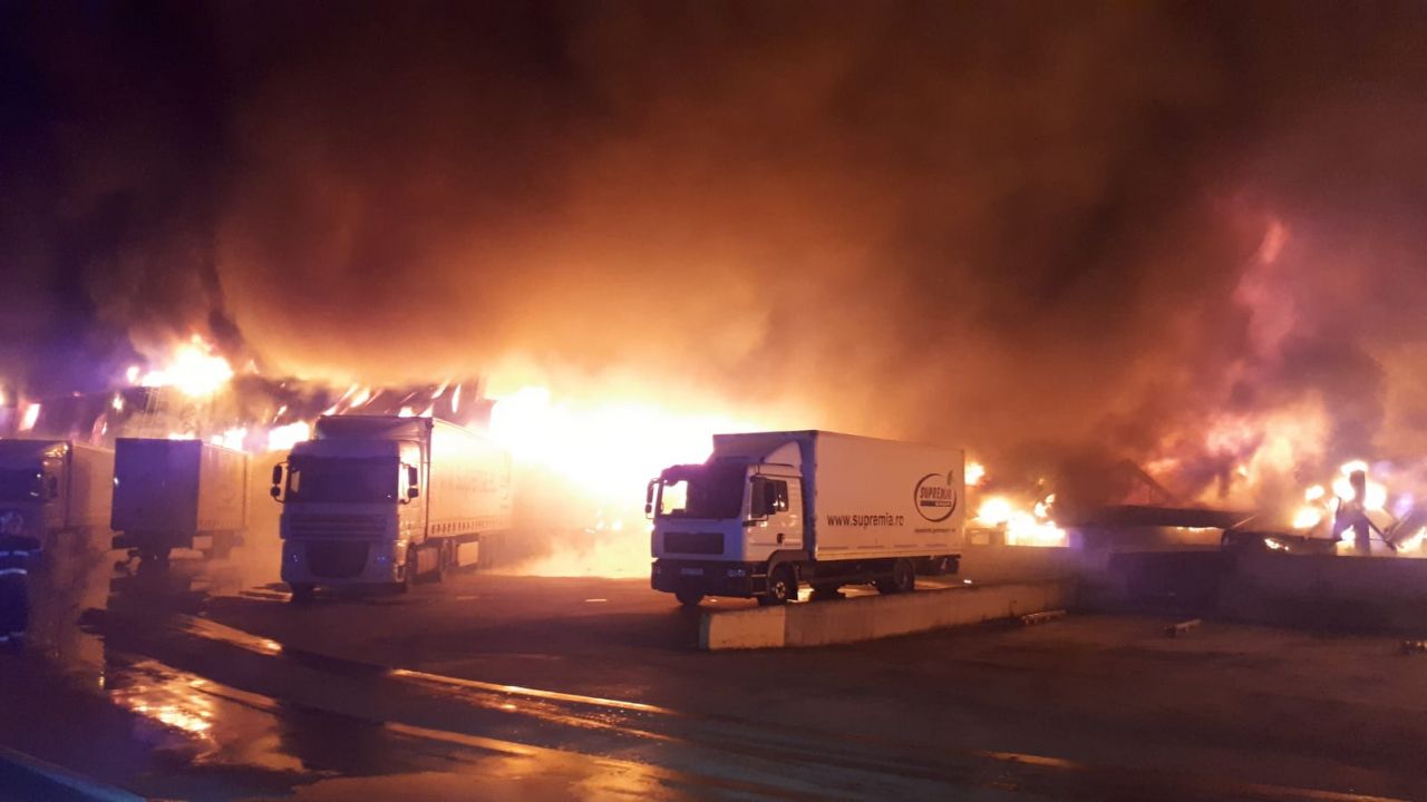 Pompierii clujeni intervin la stingerea incendiului de la ...