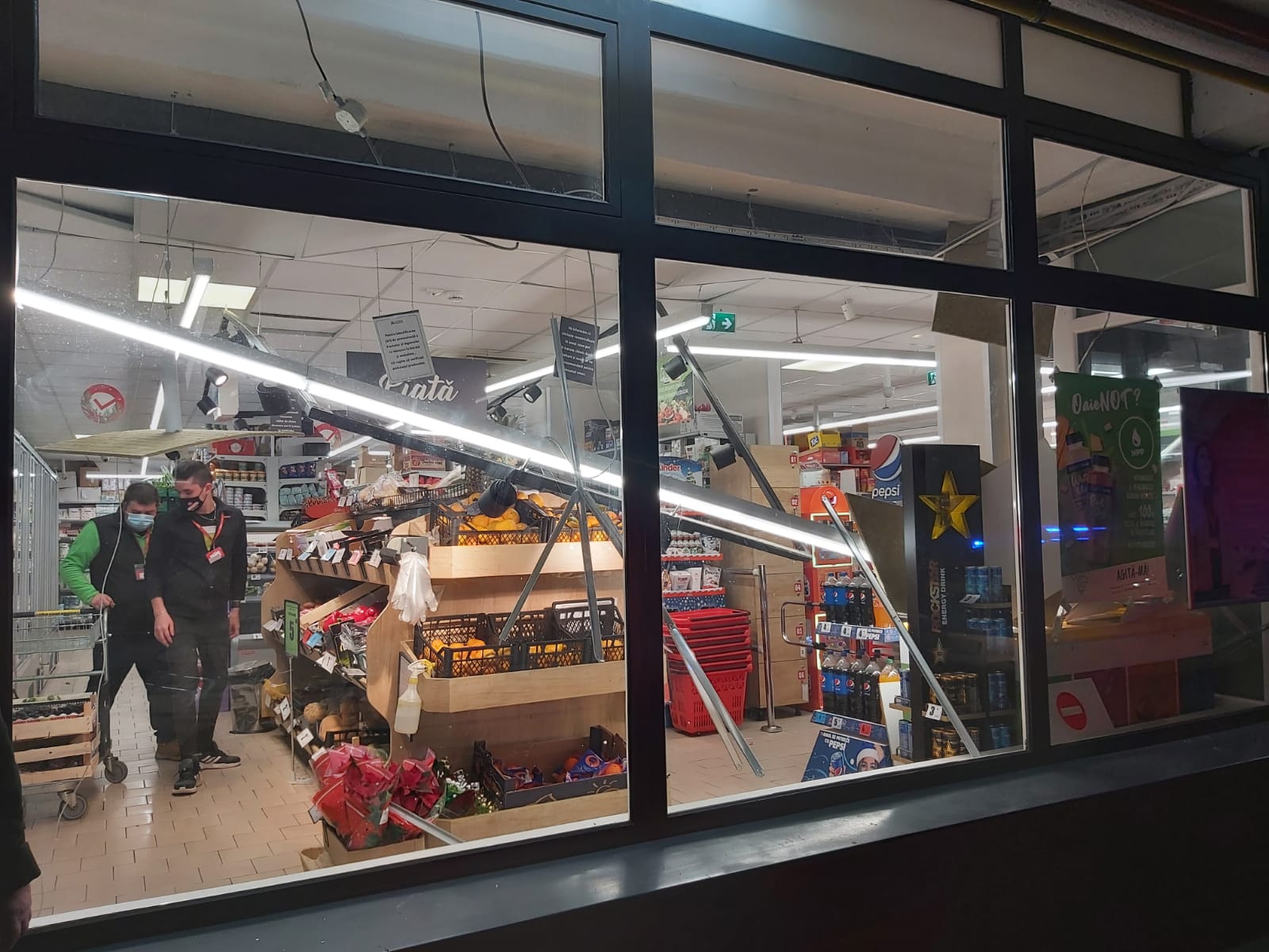 Un magazin din zonă a fost afectat serios de explozie